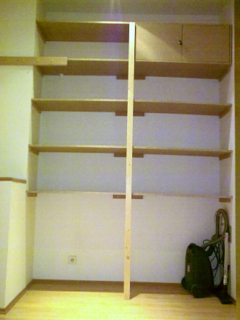 Regál s uzamykatelným prostorem / Rack with lockable space
